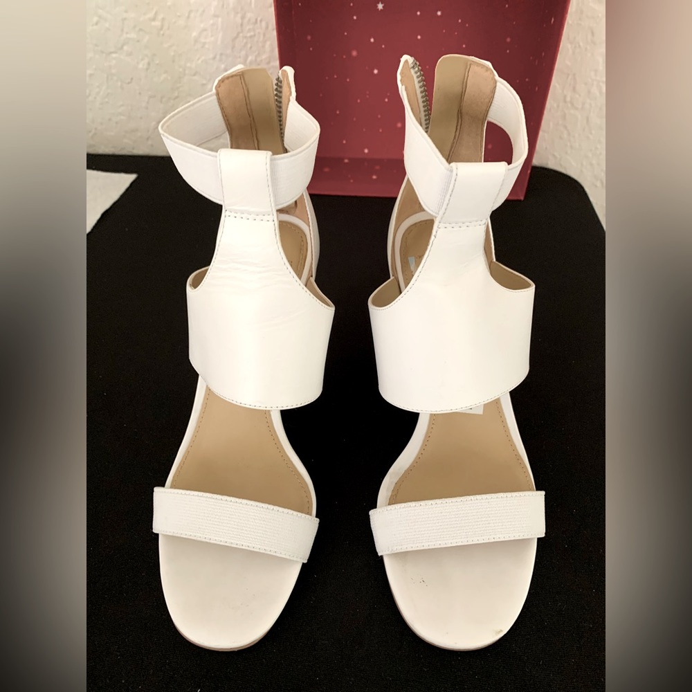 Rare Michael Kors white sandal, soft leather Size 5.5